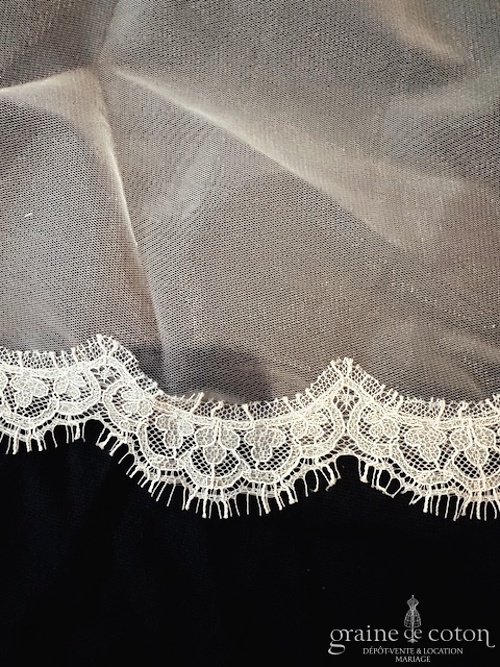 Réf. 6859 - Oksana Kokhan - Voile long de 250 cm en tulle ivoire clair fluide bord&eacute; de dentelle de Chantilly - Accessoires de mari&eacute;e - Graine de coton - Dépôt-vente et location de robes de mariée à Paris