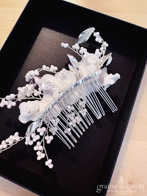 Réf. 6865 - Athena - Peigne avec fleurs ivoires en c&eacute;ramique fa&ccedil;on porcelaine armature et feuilles argent&eacute;es - Accessoires de mari&eacute;e - Graine de coton - Dépôt-vente et location de robes de mariée à Paris