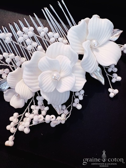 Réf. 6865 - Athena - Peigne avec fleurs ivoires en c&eacute;ramique fa&ccedil;on porcelaine armature et feuilles argent&eacute;es - Accessoires de mari&eacute;e - Graine de coton - Dépôt-vente et location de robes de mariée à Paris