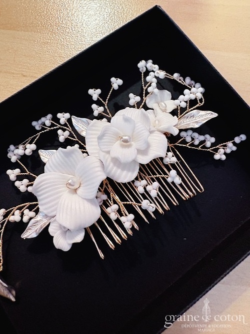Réf. 6866 - Athena - Peigne avec fleurs ivoires en c&eacute;ramique fa&ccedil;on porcelaine armature et feuilles dor&eacute;s - Accessoires de mari&eacute;e - Graine de coton - Dépôt-vente et location de robes de mariée à Paris
