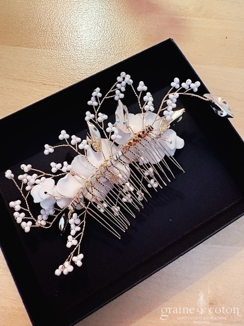 Réf. 6866 - Athena - Peigne avec fleurs ivoires en c&eacute;ramique fa&ccedil;on porcelaine armature et feuilles dor&eacute;s - Accessoires de mari&eacute;e - Graine de coton - Dépôt-vente et location de robes de mariée à Paris