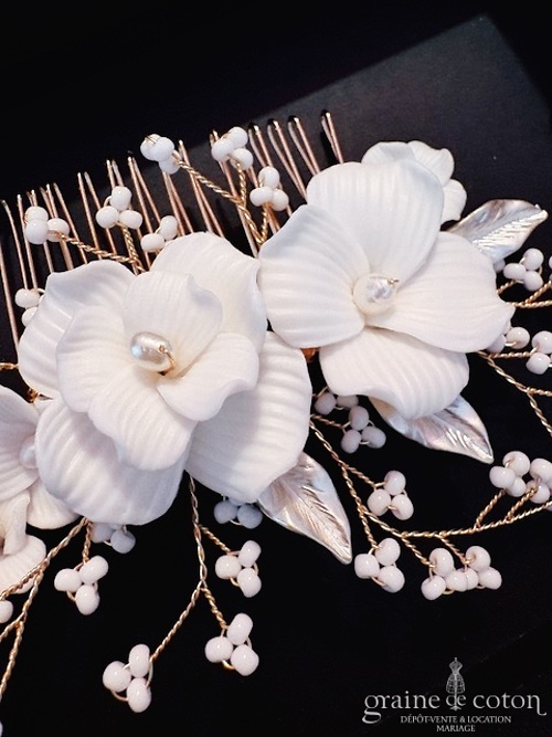 Réf. 6866 - Athena - Peigne avec fleurs ivoires en c&eacute;ramique fa&ccedil;on porcelaine armature et feuilles dor&eacute;s - Accessoires de mari&eacute;e - Graine de coton - Dépôt-vente et location de robes de mariée à Paris