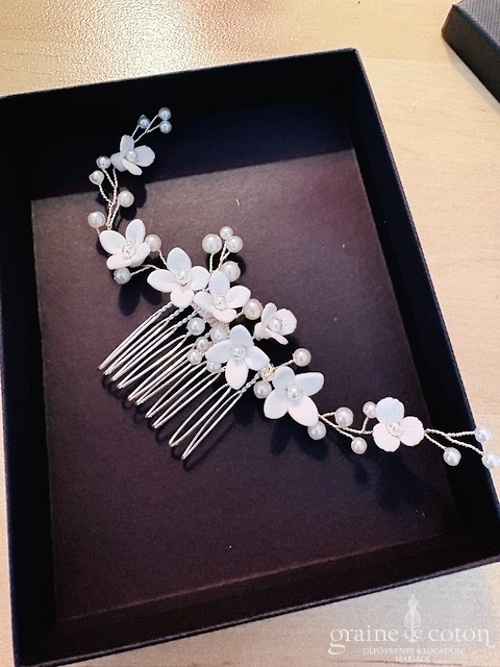 Réf. 6867 - Athena - Peigne avec fleurs ivoires en c&eacute;ramique fa&ccedil;on porcelaine armature argent&eacute;e - Accessoires de mari&eacute;e - Graine de coton - Dépôt-vente et location de robes de mariée à Paris
