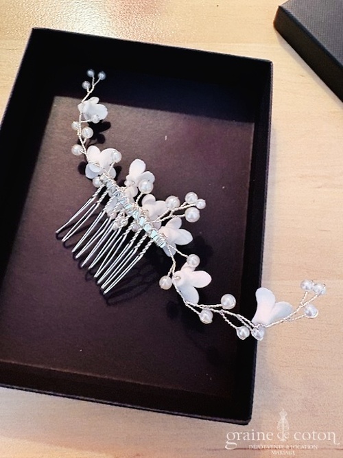 Réf. 6867 - Athena - Peigne avec fleurs ivoires en c&eacute;ramique fa&ccedil;on porcelaine armature argent&eacute;e - Accessoires de mari&eacute;e - Graine de coton - Dépôt-vente et location de robes de mariée à Paris