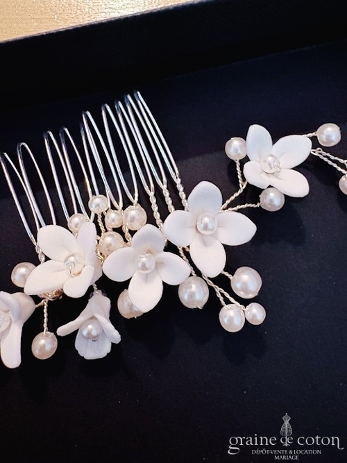 Réf. 6867 - Athena - Peigne avec fleurs ivoires en c&eacute;ramique fa&ccedil;on porcelaine armature argent&eacute;e - Accessoires de mari&eacute;e - Graine de coton - Dépôt-vente et location de robes de mariée à Paris