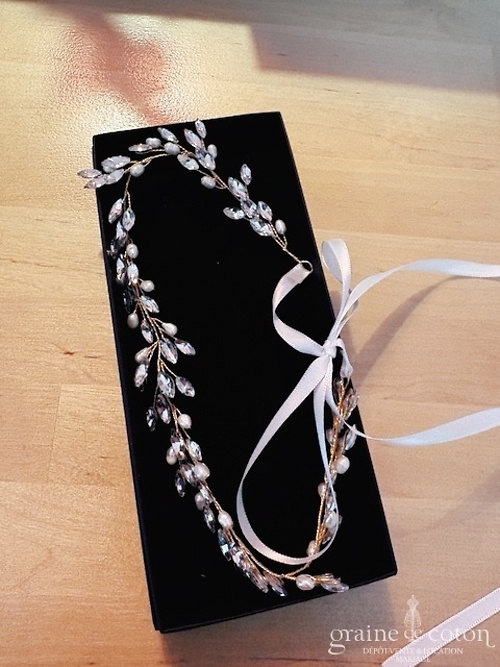 Réf. 6868 - Athena - Headband bandeau avec fleurs en strass et perles armature dor&eacute;e - Accessoires de mari&eacute;e - Graine de coton - Dépôt-vente et location de robes de mariée à Paris
