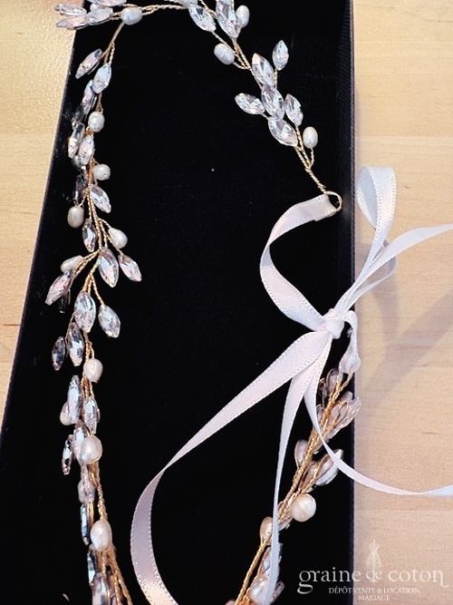 Réf. 6868 - Athena - Headband bandeau avec fleurs en strass et perles armature dor&eacute;e - Accessoires de mari&eacute;e - Graine de coton - Dépôt-vente et location de robes de mariée à Paris