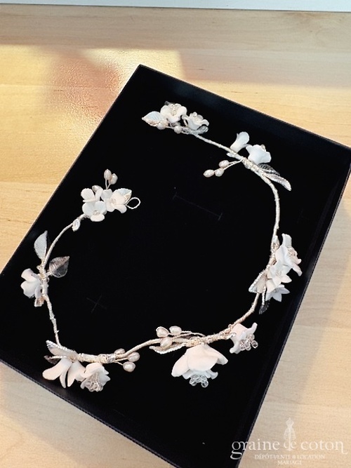Réf. 6869 - Athena - Headband bandeau couronne avec fleurs en c&eacute;ramique perles et feuilles armature argent&eacute;e - Accessoires de mari&eacute;e - Graine de coton - Dépôt-vente et location de robes de mariée à Paris