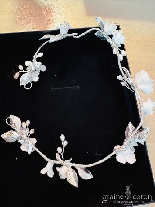 Réf. 6869 - Athena - Headband bandeau couronne avec fleurs en c&eacute;ramique perles et feuilles armature argent&eacute;e - Accessoires de mari&eacute;e - Graine de coton - Dépôt-vente et location de robes de mariée à Paris