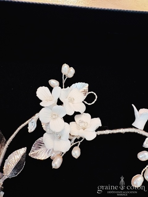 Réf. 6869 - Athena - Headband bandeau couronne avec fleurs en c&eacute;ramique perles et feuilles armature argent&eacute;e - Accessoires de mari&eacute;e - Graine de coton - Dépôt-vente et location de robes de mariée à Paris