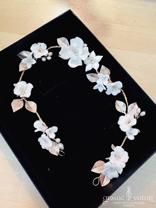 Réf. 6870 - Athena - Headband bandeau couronne avec fleurs en c&eacute;ramique perles et feuilles armature dor&eacute;e - Accessoires de mari&eacute;e - Graine de coton - Dépôt-vente et location de robes de mariée à Paris