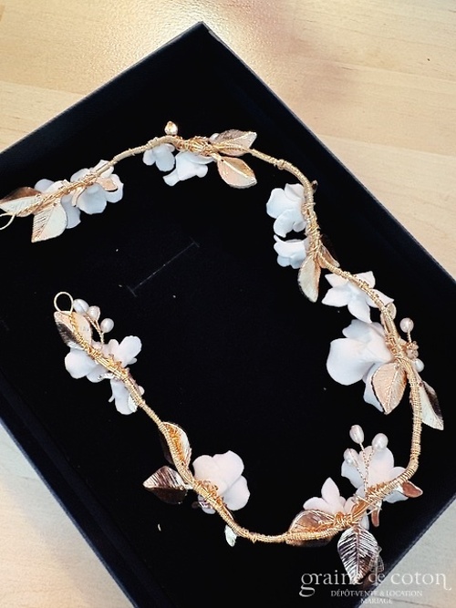 Réf. 6870 - Athena - Headband bandeau couronne avec fleurs en c&eacute;ramique perles et feuilles armature dor&eacute;e - Accessoires de mari&eacute;e - Graine de coton - Dépôt-vente et location de robes de mariée à Paris
