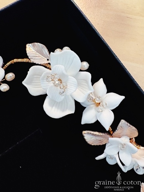 Réf. 6870 - Athena - Headband bandeau couronne avec fleurs en c&eacute;ramique perles et feuilles armature dor&eacute;e - Accessoires de mari&eacute;e - Graine de coton - Dépôt-vente et location de robes de mariée à Paris