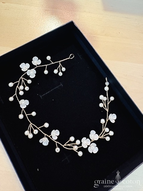 Réf. 6871 - Athena - Headband bandeau avec fleurs nacr&eacute;es armature dor&eacute;e - Accessoires de mari&eacute;e - Graine de coton - Dépôt-vente et location de robes de mariée à Paris