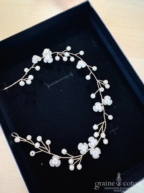 Réf. 6871 - Athena - Headband bandeau avec fleurs nacr&eacute;es armature dor&eacute;e - Accessoires de mari&eacute;e - Graine de coton - Dépôt-vente et location de robes de mariée à Paris