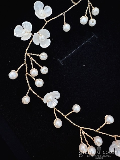 Réf. 6871 - Athena - Headband bandeau avec fleurs nacr&eacute;es armature dor&eacute;e - Accessoires de mari&eacute;e - Graine de coton - Dépôt-vente et location de robes de mariée à Paris