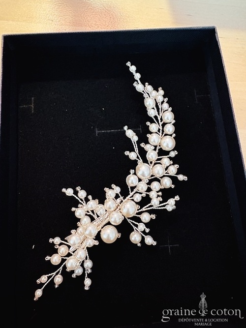 Réf. 6872 - Athena - Pinces avec perles nacr&eacute;es armature argent&eacute;e - Accessoires de mari&eacute;e - Graine de coton - Dépôt-vente et location de robes de mariée à Paris
