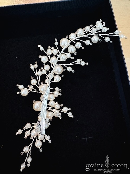 Réf. 6872 - Athena - Pinces avec perles nacr&eacute;es armature argent&eacute;e - Accessoires de mari&eacute;e - Graine de coton - Dépôt-vente et location de robes de mariée à Paris