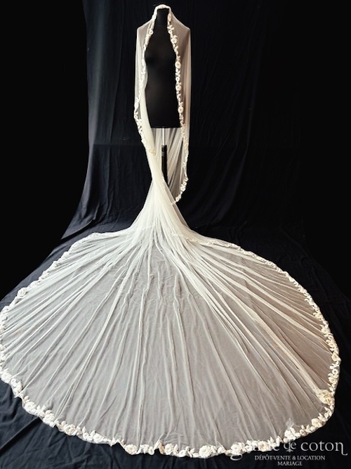 Réf. 6878 - Pronovias - Voile long de 400 cm en soft tulle ivoire clair bord&eacute; d'un fin galon de guipure florale - Accessoires de mari&eacute;e - Graine de coton - Dépôt-vente et location de robes de mariée à Paris