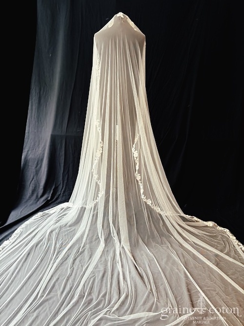 Réf. 6878 - Pronovias - Voile long de 400 cm en soft tulle ivoire clair bord&eacute; d'un fin galon de guipure florale - Accessoires de mari&eacute;e - Graine de coton - Dépôt-vente et location de robes de mariée à Paris