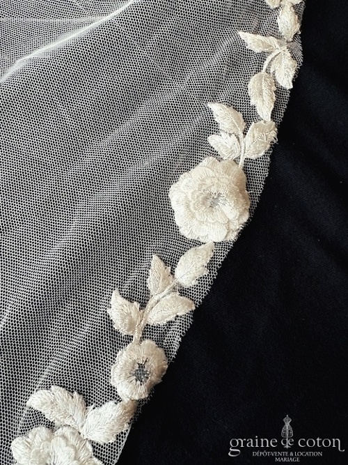 Réf. 6878 - Pronovias - Voile long de 400 cm en soft tulle ivoire clair bord&eacute; d'un fin galon de guipure florale - Accessoires de mari&eacute;e - Graine de coton - Dépôt-vente et location de robes de mariée à Paris