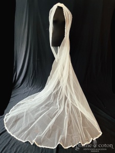 Atelier Emée - Voile long de 330 cm en tulle ivoire clair fluide bordé de dentelle perlé