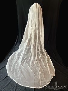 Atelier Emée - Voile long de 330 cm en tulle ivoire clair fluide bordé de dentelle perlé