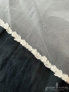 Atelier Emée - Voile long de 330 cm en tulle ivoire clair fluide bordé de dentelle perlé