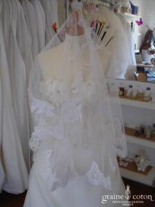 Voile court blanc bordé de dentelle