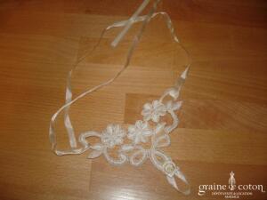 Bijou de main en dentelle ivoire