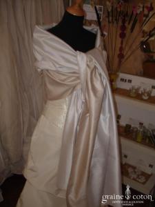 Grande étole ivoire et dorée