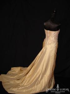 Pronuptia - Robe une pièce en soie sauvage caramel
