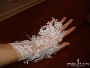 Mitaine unique en dentelle blanche