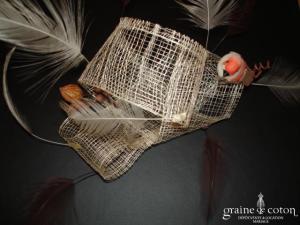 Création Alexia de Paris - Bibi en abaca, oiseau et plumes ivoire et chocolat