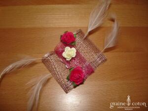 Création Alexia de Paris - Mini bibi en abaca, plumes et petites roses ivoire et rose