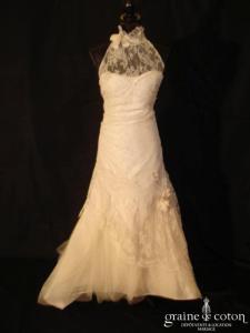 Rembo Styling - Robe fourreau en fine dentelle de calais cappucino clair