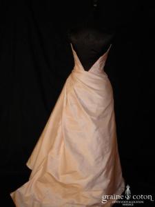 Création française - Robe drapée en taffetas rose perle