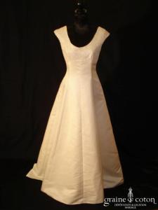 Mariées de Paris - Robe taille empire en dentelle et crêpe ivoire