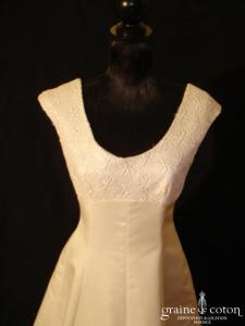 Mariées de Paris - Robe taille empire en dentelle et crêpe ivoire