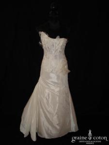 Jupe en taffetas Rembo Styling et bustier en dentelle Rosi Strella