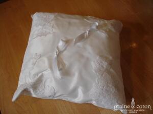 Coussin d'alliances blanc avec appliques de dentelle