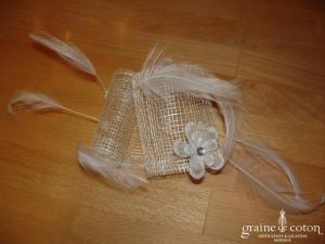 Création Alexia de Paris - Bibi en abaca et plumes ivoire avec fleur