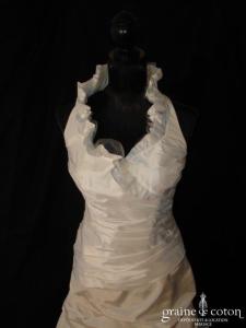 Tara Deva - Robe avec bretelle tour de cou en taffetas ivoire