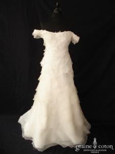 Mariées de Paris - Robe une pièce avec manches sur les épaules, guipure de dentelle et volants d'organza