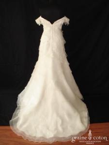 Mariées de Paris - Robe une pièce avec manches sur les épaules, guipure de dentelle et volants d'organza