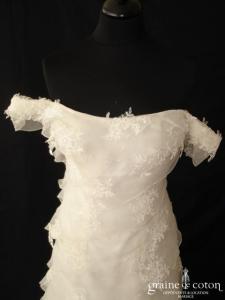 Mariées de Paris - Robe une pièce avec manches sur les épaules, guipure de dentelle et volants d'organza
