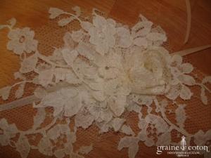 Collier tour de cou en dentelle ivoire