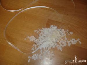 Collier tour de cou en dentelle ivoire