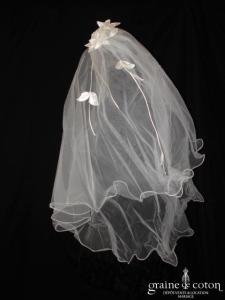 Voile court en tulle ivoire surjeté, orné de fleurs en satin