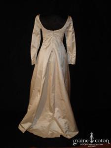 Monique Germain - Robe en soie ivoire courte devant et longue derrière